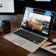 Laptop con trabajo de diseño digital, paquete Digital